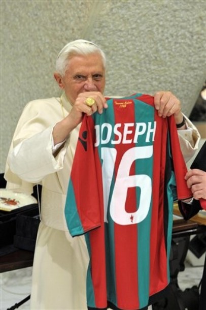 Pope sports Ternana shirt.jpg